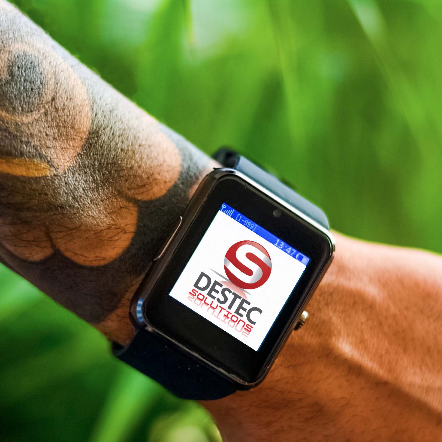 L4 Smart Watch photo in a wrist
